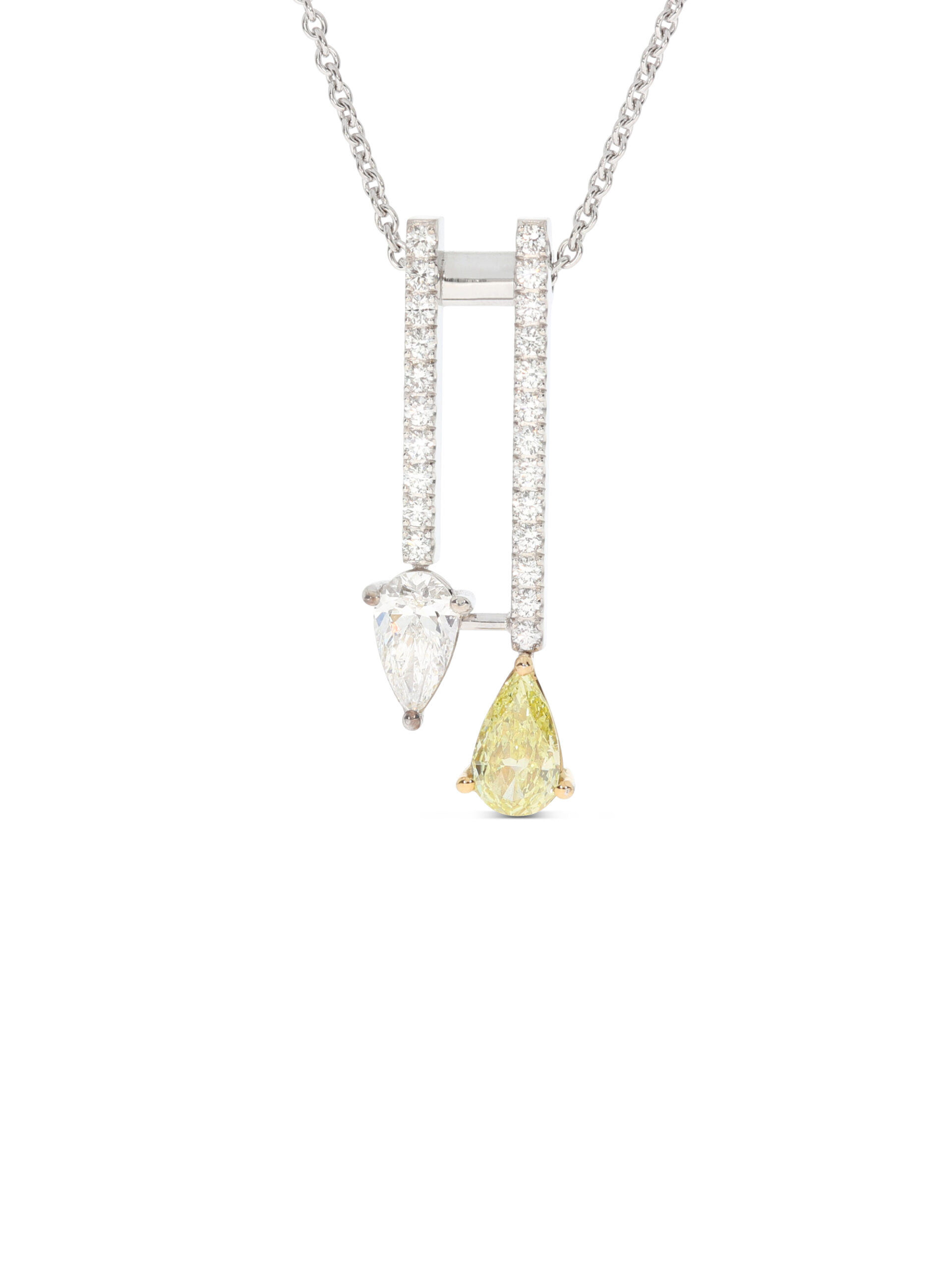 Ein Anhänger in Weißgold 750/- im Art-Deko-Stil mit einem gelben und einem weißen Diamant-Tropfen mit Zertifikat