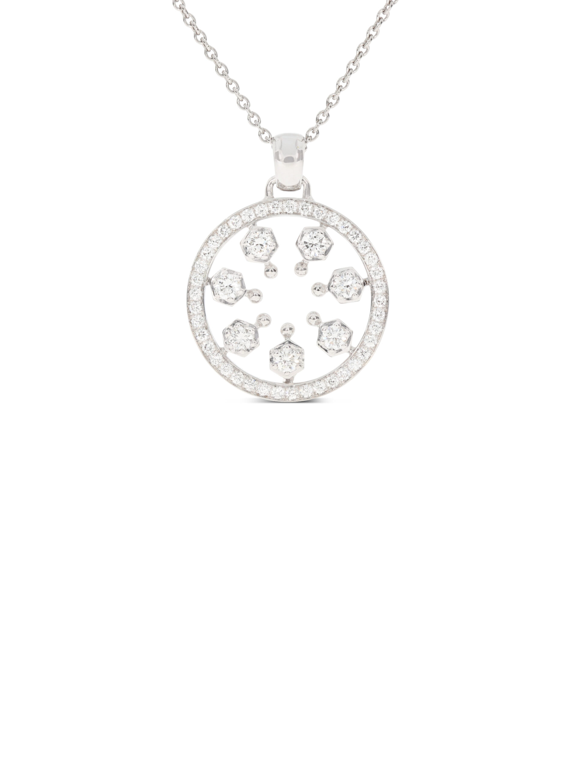 Der Anhänger ist ein Kreis mit Brillanten besetzt, in Weißgold 750/-