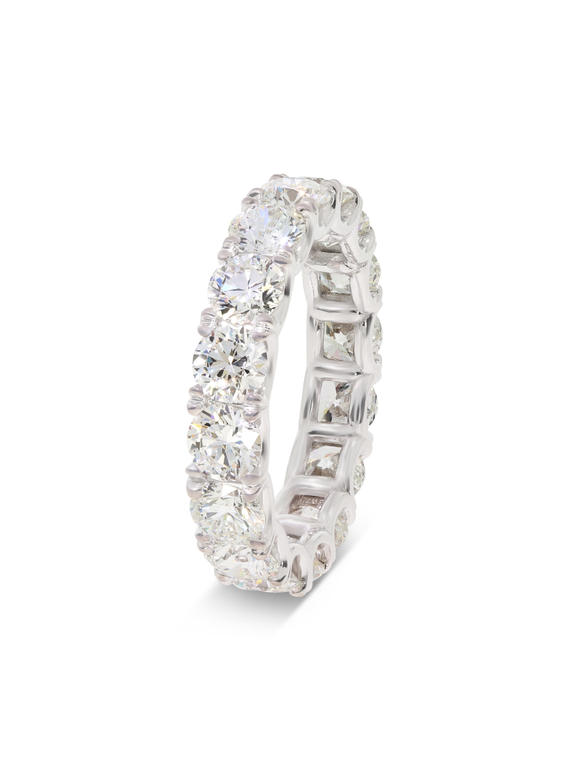 Ein besonderer Memoire-Ring in Weißgold 750/- bzw. 18 kt. rundum besetzt mit Brillanten von je 0,30 ct. mit Zertifikat