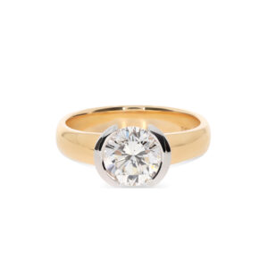 Ein Ring in 750/- Roségold mit einem wunderschönen weißen Brillanten in sportlicher Fassung in Weißgold 750/-