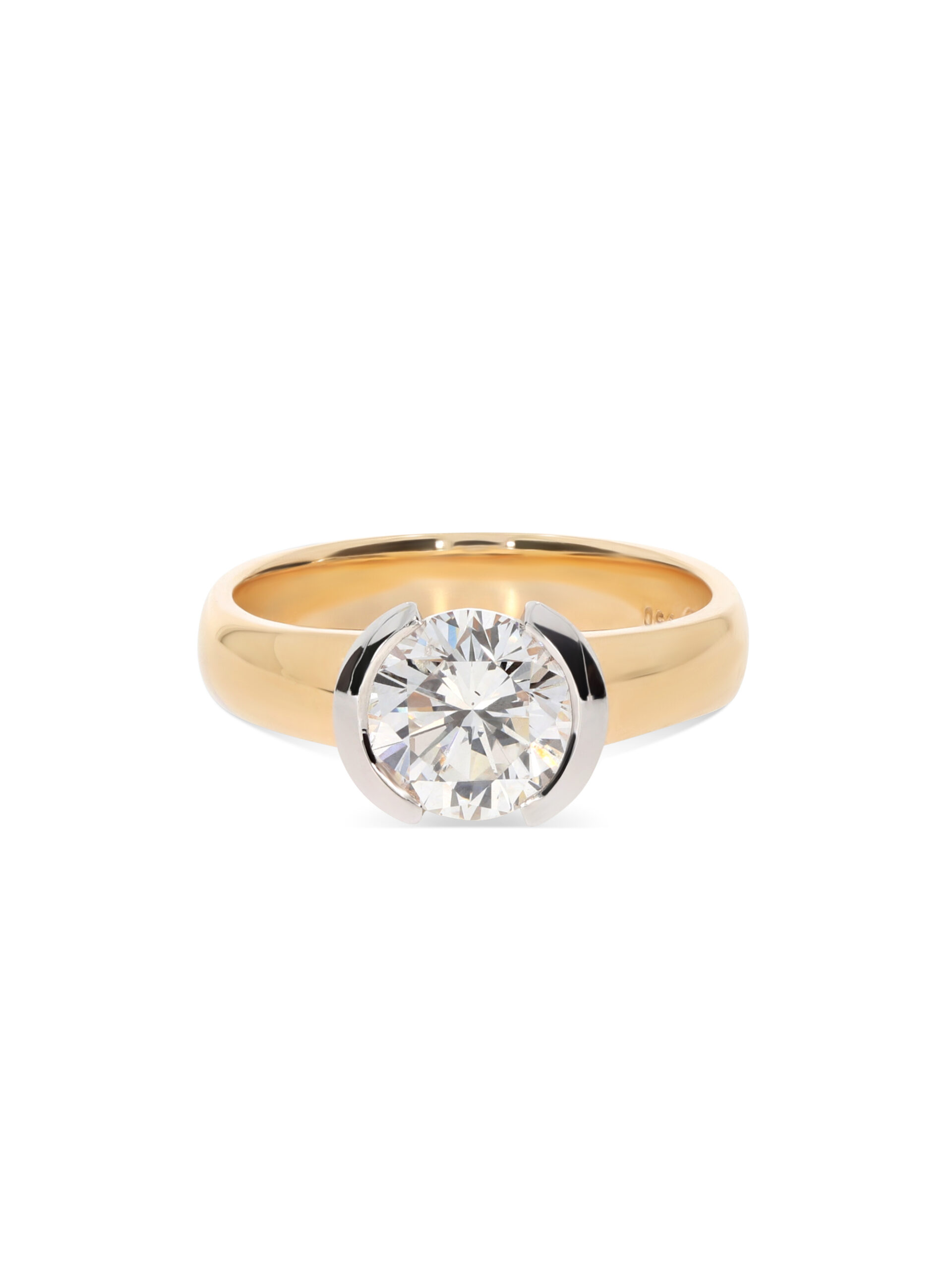 Ein Ring in 750/- Roségold mit einem wunderschönen weißen Brillanten in sportlicher Fassung in Weißgold 750/-