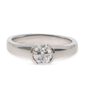 Ein Ring in 750/- Weißgold mit einem wunderschönen weißen Brillanten in sportlicher Fassung.
