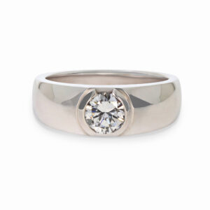 Ein breiter Ring in Weißgold 750/- mit einem runden Brillanten.
