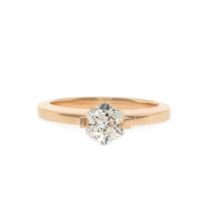 Ein Ring in Roségold 750/- mit einem Hexagonal-Diamanten in offener Fassung