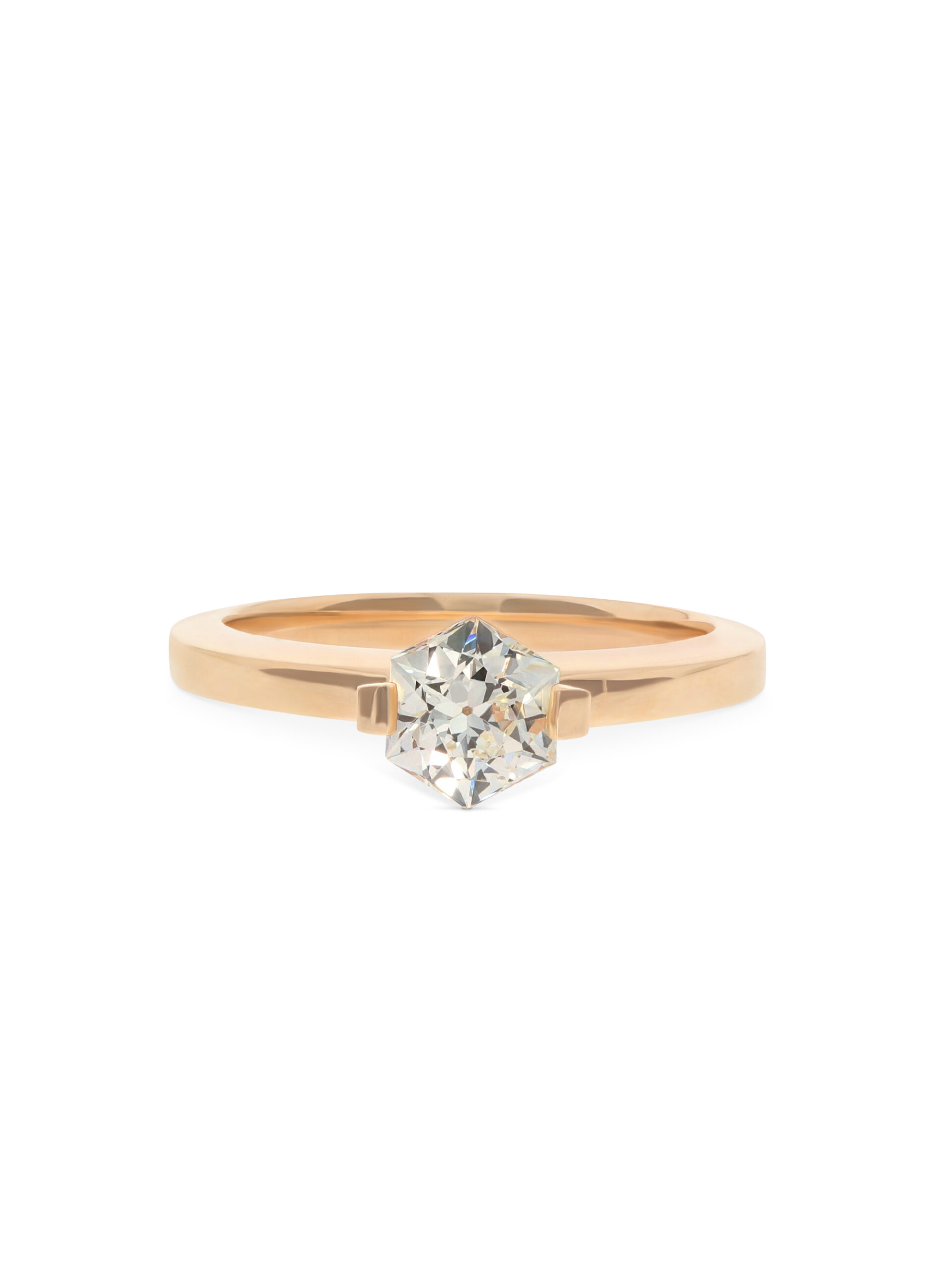 Ein Ring in Roségold 750/- mit einem Hexagonal-Diamanten in offener Fassung