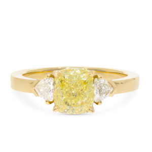 Ein außergewöhnlicher Ring in Gelbgold 750/- mit einem fancy-yellow Diamanten, begleitet von weißen Brillanten