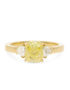 Ein außergewöhnlicher Ring in Gelbgold 750/- mit einem fancy-yellow Diamanten, begleitet von weißen Brillanten