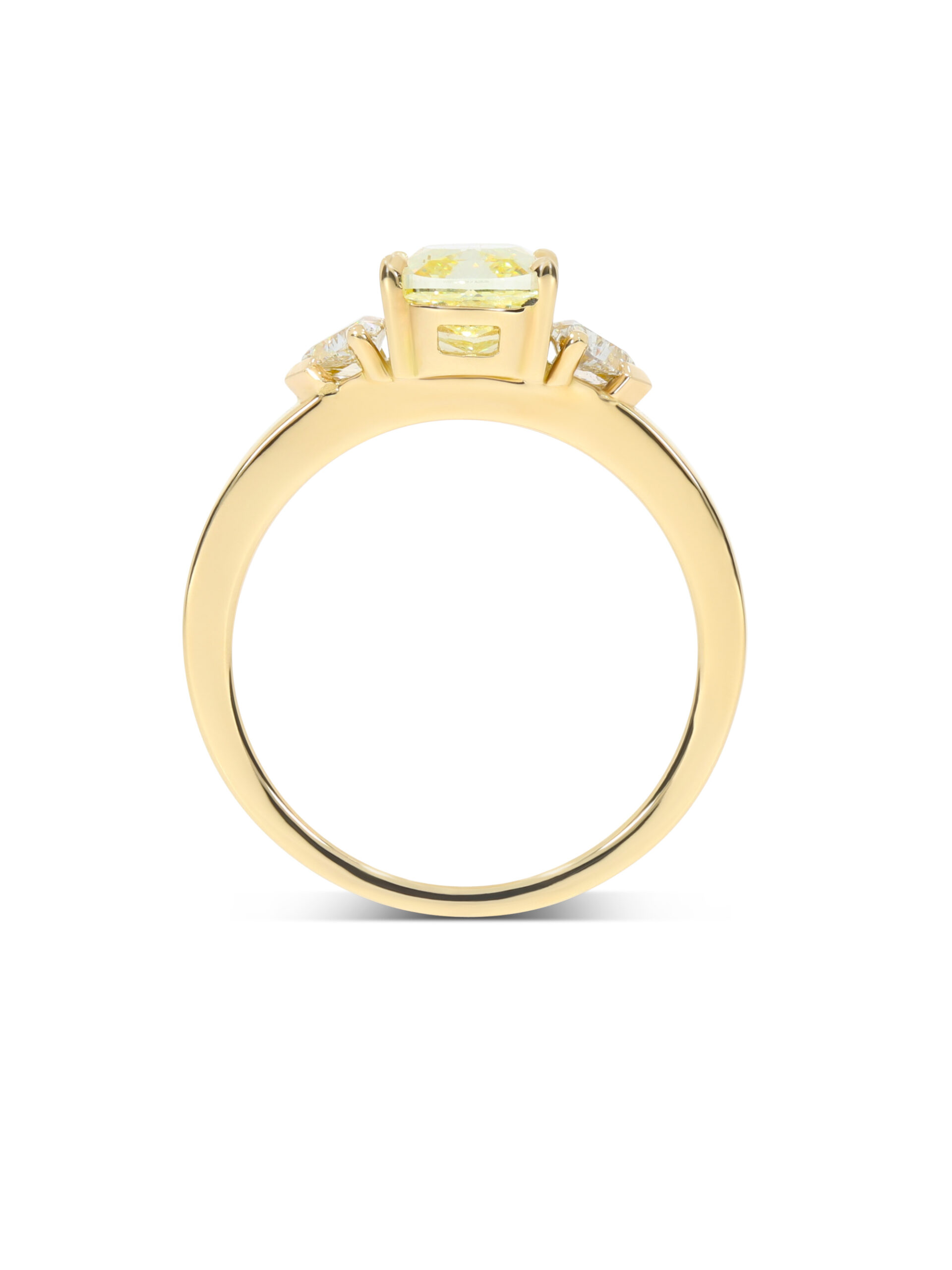 Ein außergewöhnlicher Ring in Gelbgold 750/- mit einem fancy-yellow Diamanten, begleitet von weißen Brillante