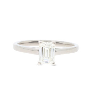Ein klassischer Ring in Weißgold 750/- mit einem Emerald-Diamanten