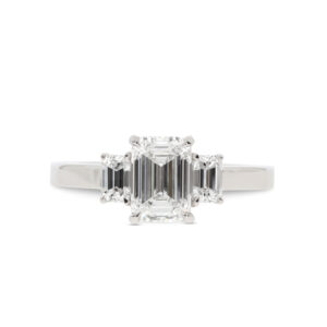 Ein Soltaire-Ring in Weißgold 750/- bzw. 18 kt. mit einem Emerald-Diamant als Zentrum, flankiert von zwei Emerald-Diamanten