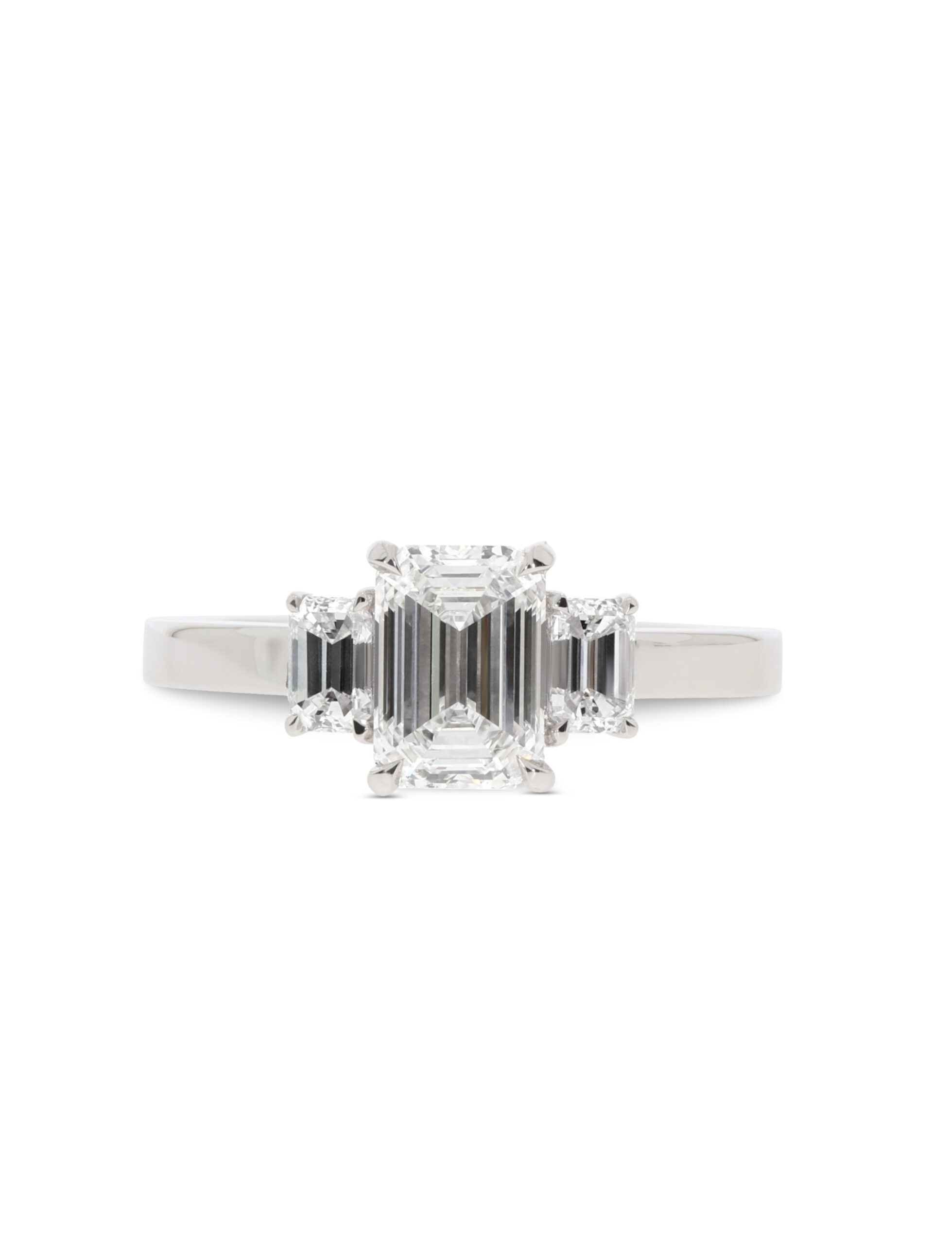 Ein Soltaire-Ring in Weißgold 750/- bzw. 18 kt. mit einem Emerald-Diamant als Zentrum, flankiert von zwei Emerald-Diamanten