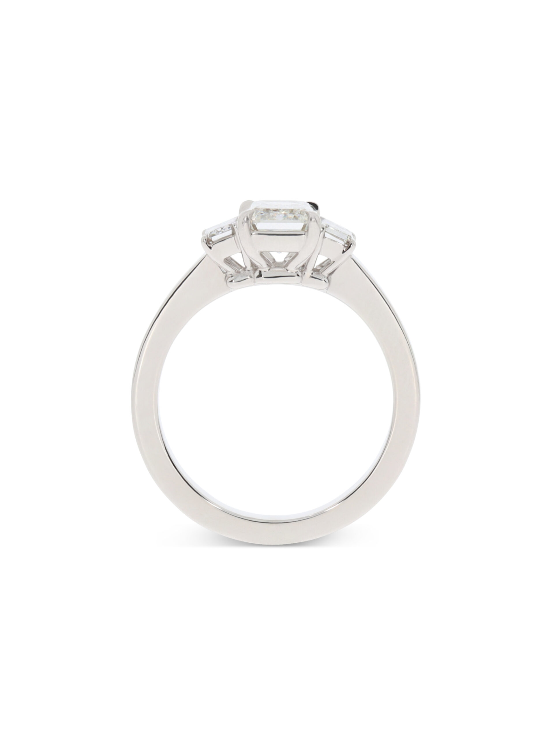 Ein Soltaire-Ring in Weißgold 750/- bzw. 18 kt. mit einem Emerald-Diamant als Zentrum, flankiert von zwei Emerald-Diamanten