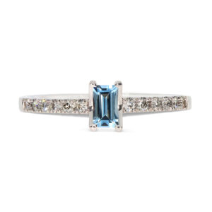 Ein Ring in Weißgold 750/- mit einem Aquamarin in Baguette-Schliff und seitlichem Besatz mit Brillanten.