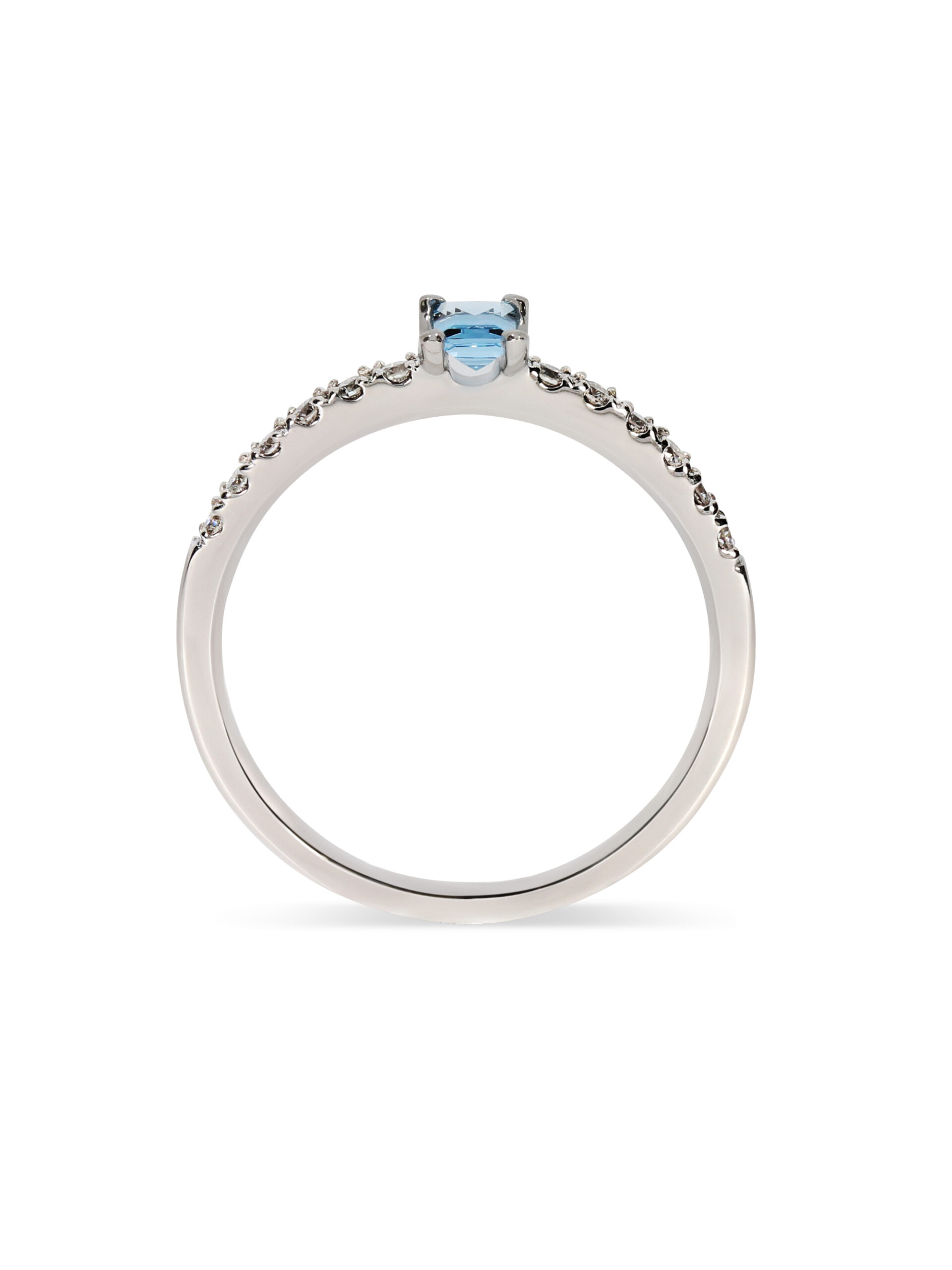 Ein Ring in Weißgold 750/- mit einem Aquamarin in Baguette-Schliff und seitlichem Besatz mit Brillanten.