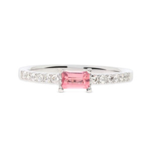 Ein Ring in Weißgold 750/- mit rosa Turmalin in Baguette-Schliff und Brillanten.