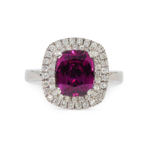 Ein Ring in 750/- Weißgold mit einem wunderschönen Royal Purple Granat, umgeben von funkelnden Brillanten