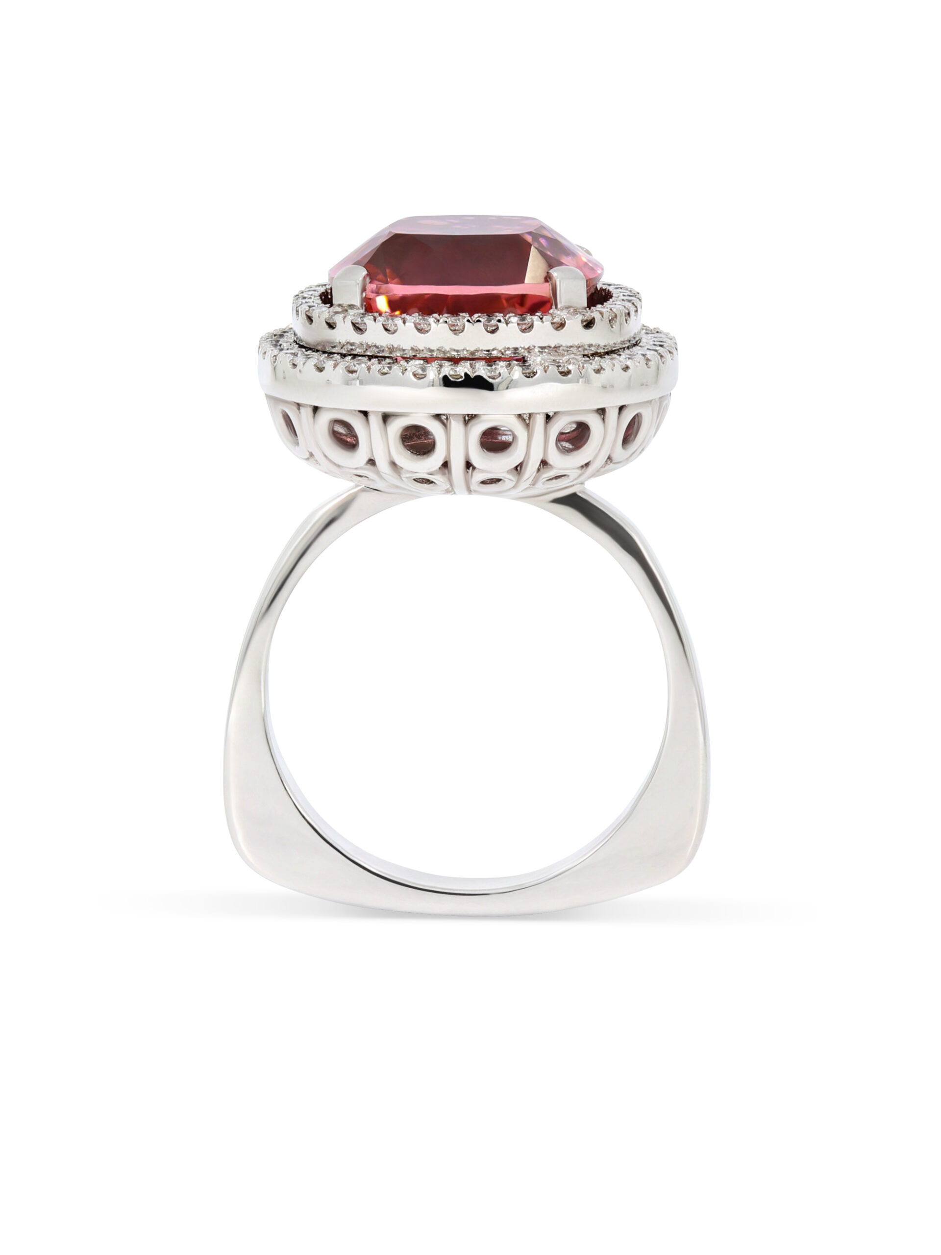 Ein Ring in 750/- Weißgold mit einem wunderschönen rosa Turmalin, umgeben von funkelnden Brillanten