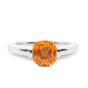 Ein intensiver oranger Mandaringranat, der nur seitlich in eine Ringschine in 750/- Weißgold gefasst ist.