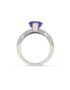 Ein intensiver blauer Tansanit, der nur seitlich in eine Ringschine in 750/- Weißgold gefasst ist.