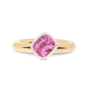 Dieser Ring in Roségold 750/- mit einem pinken Spinell in einer Fassung aus Weißgold 750/- kann mit mehreren Ringen zusammengesteckt werden.