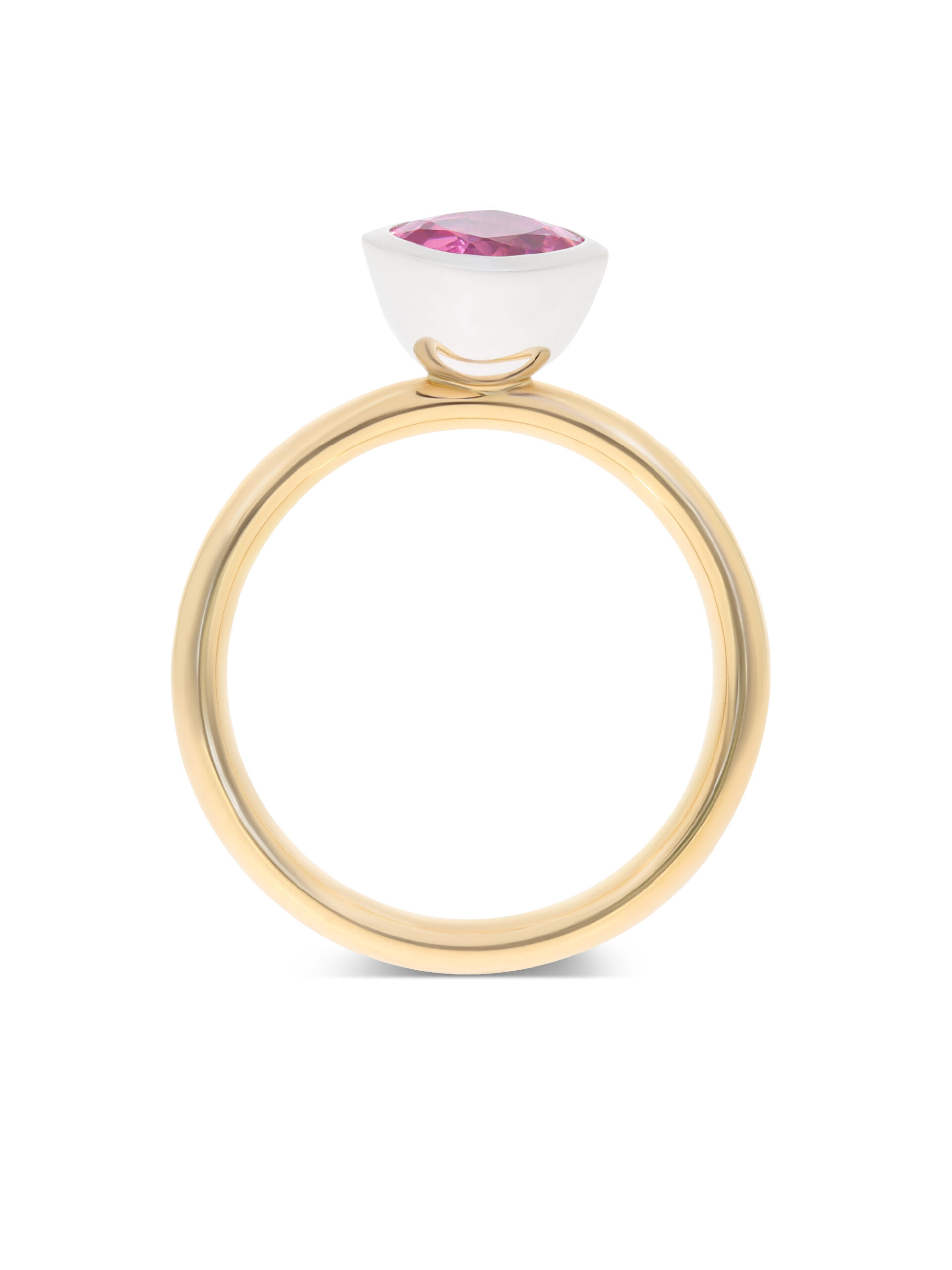 Dieser Ring in Roségold 750/- mit einem pinken Spinell in einer Fassung aus Weißgold 750/- kann mit mehreren Ringen zusammengesteckt werden.