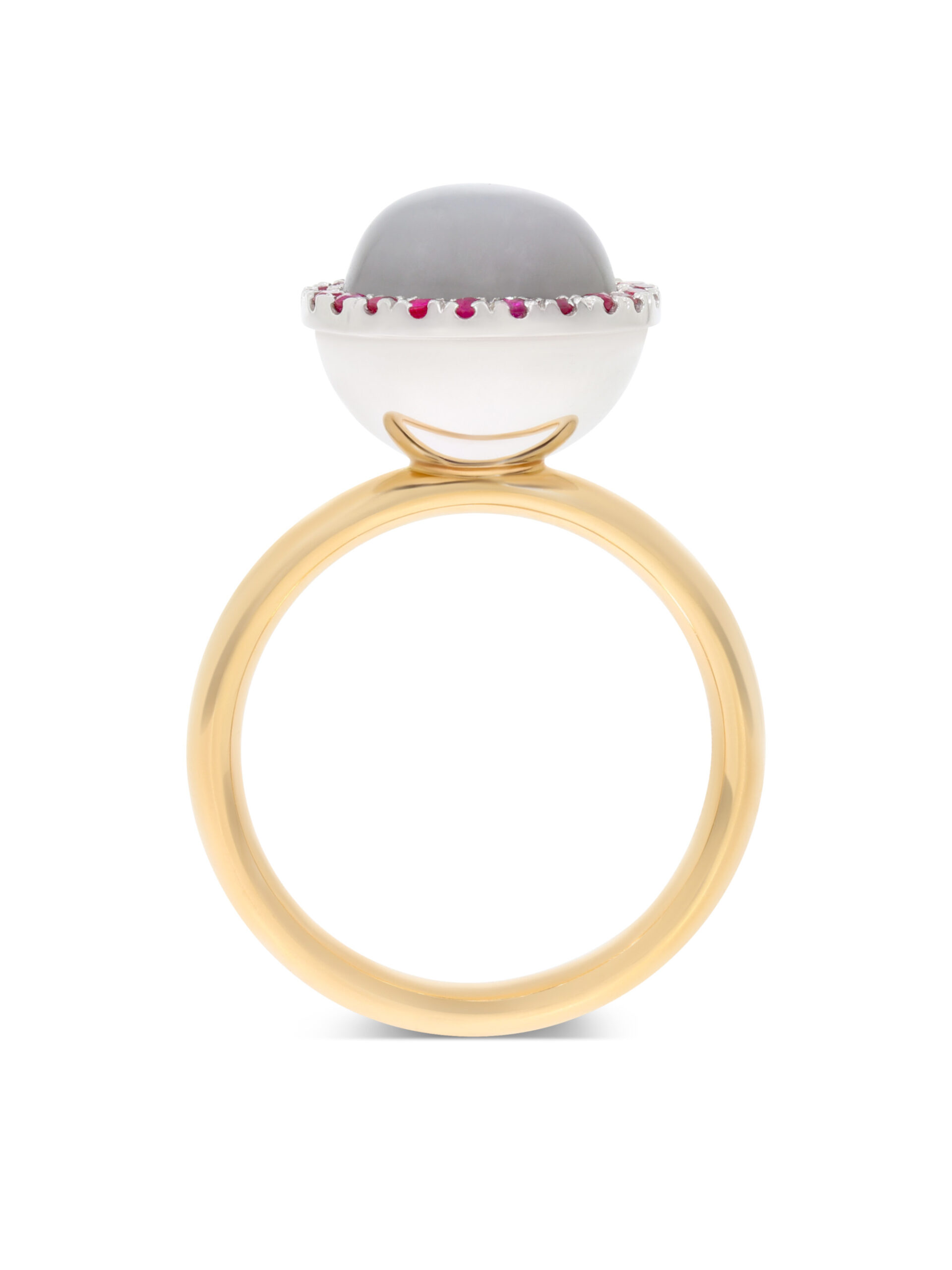 Ein Ring in Roségold 750/- mit einem grauen Mondstein umkränzt von Rubinen in Weißgold 750/- gefasst.