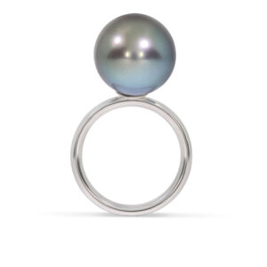 Dieser Ring in Weißgold 750/- mit einer Tahitiperle in intensivem Blauton kann mit mehreren Ringen zusammengesteckt werden.