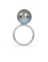 Dieser Ring in Weißgold 750/- mit einer Tahitiperle in intensivem Blauton kann mit mehreren Ringen zusammengesteckt werden.