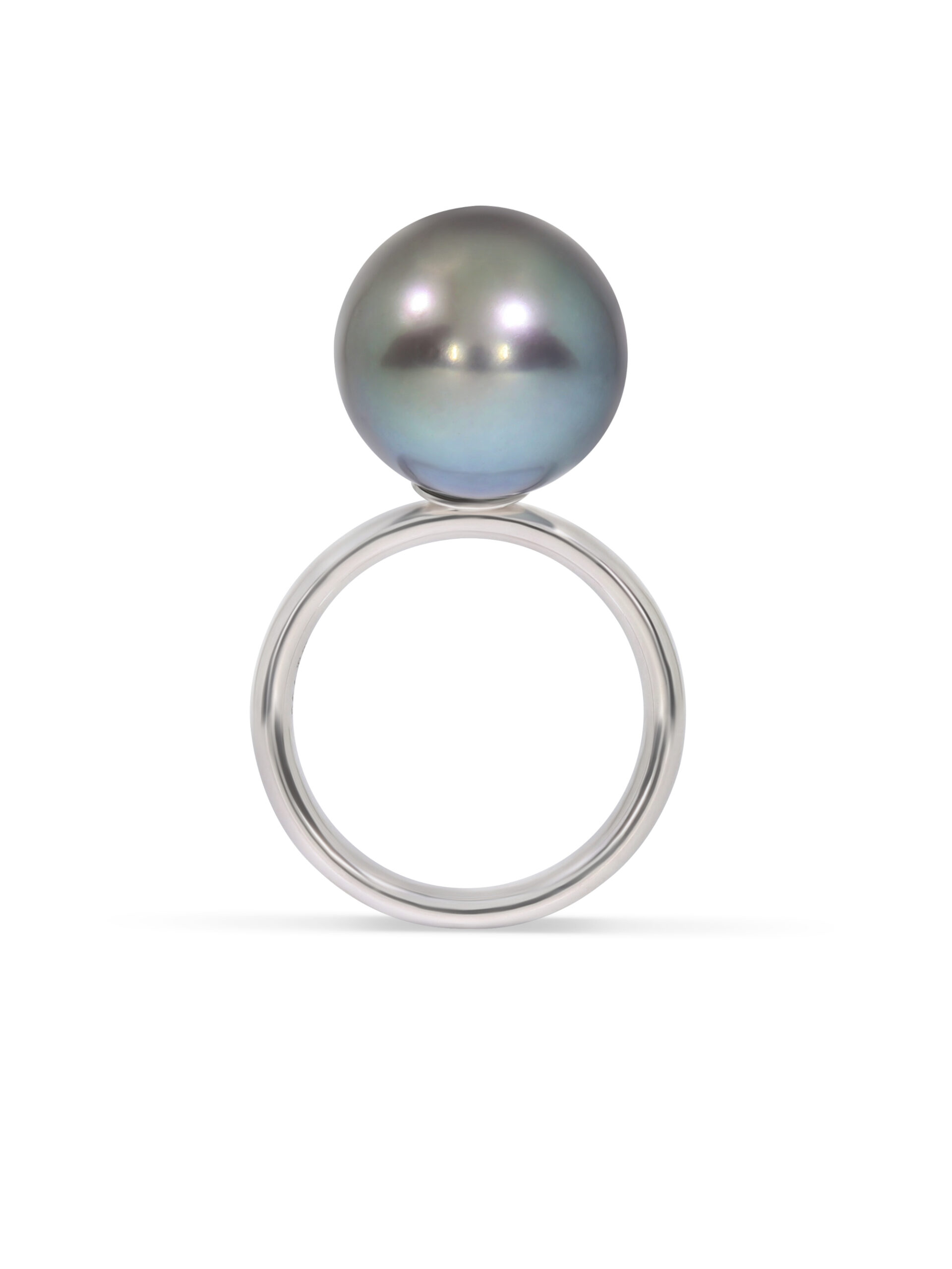 Dieser Ring in Weißgold 750/- mit einer Tahitiperle in intensivem Blauton kann mit mehreren Ringen zusammengesteckt werden.
