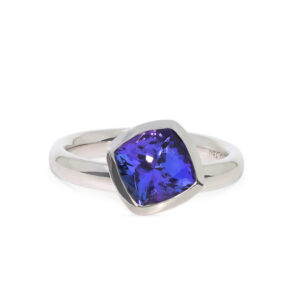 Dieser Ring in Weißgold 750/- mit einem blauen Tansanit in einer Fassung aus Weißgold 750/- kann mit mehreren Ringen zusammengesteckt werden.