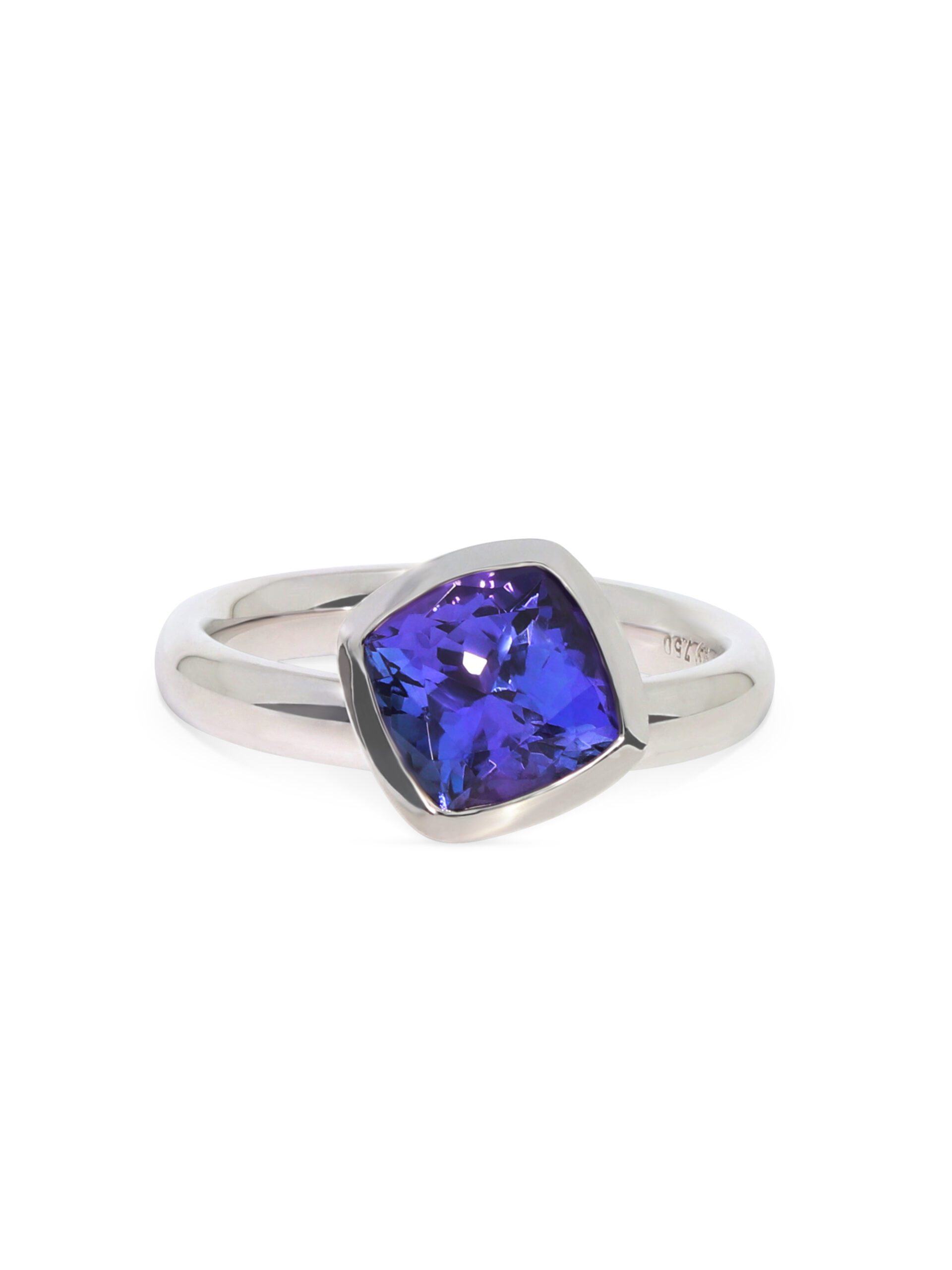 Dieser Ring in Weißgold 750/- mit einem blauen Tansanit in einer Fassung aus Weißgold 750/- kann mit mehreren Ringen zusammengesteckt werden.