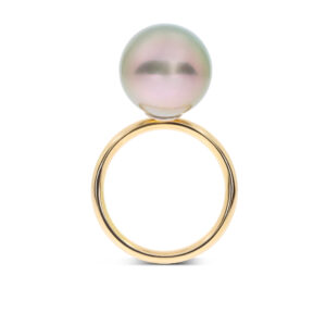 Dieser Ring in Roségold 750/- mit einer grauen Tahitiperle kann mit mehreren Ringen zusammengesteckt werden.