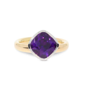 Dieser Ring in Roségold 750/- mit einem lila Amethyst in einer Fassung aus Weißgold 750/- kann mit mehreren Ringen zusammengesteckt werden.