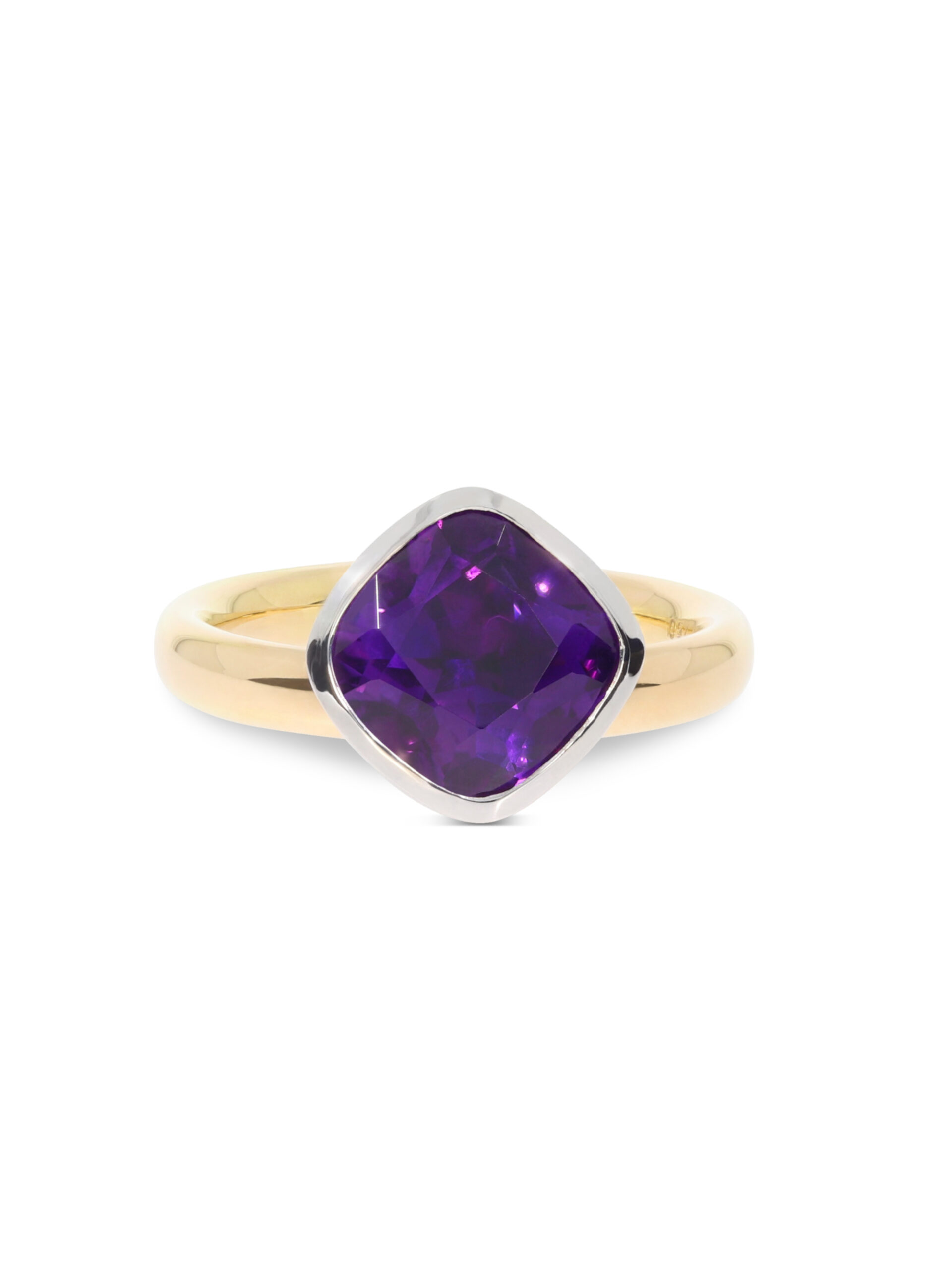 Dieser Ring in Roségold 750/- mit einem lila Amethyst in einer Fassung aus Weißgold 750/- kann mit mehreren Ringen zusammengesteckt werden.