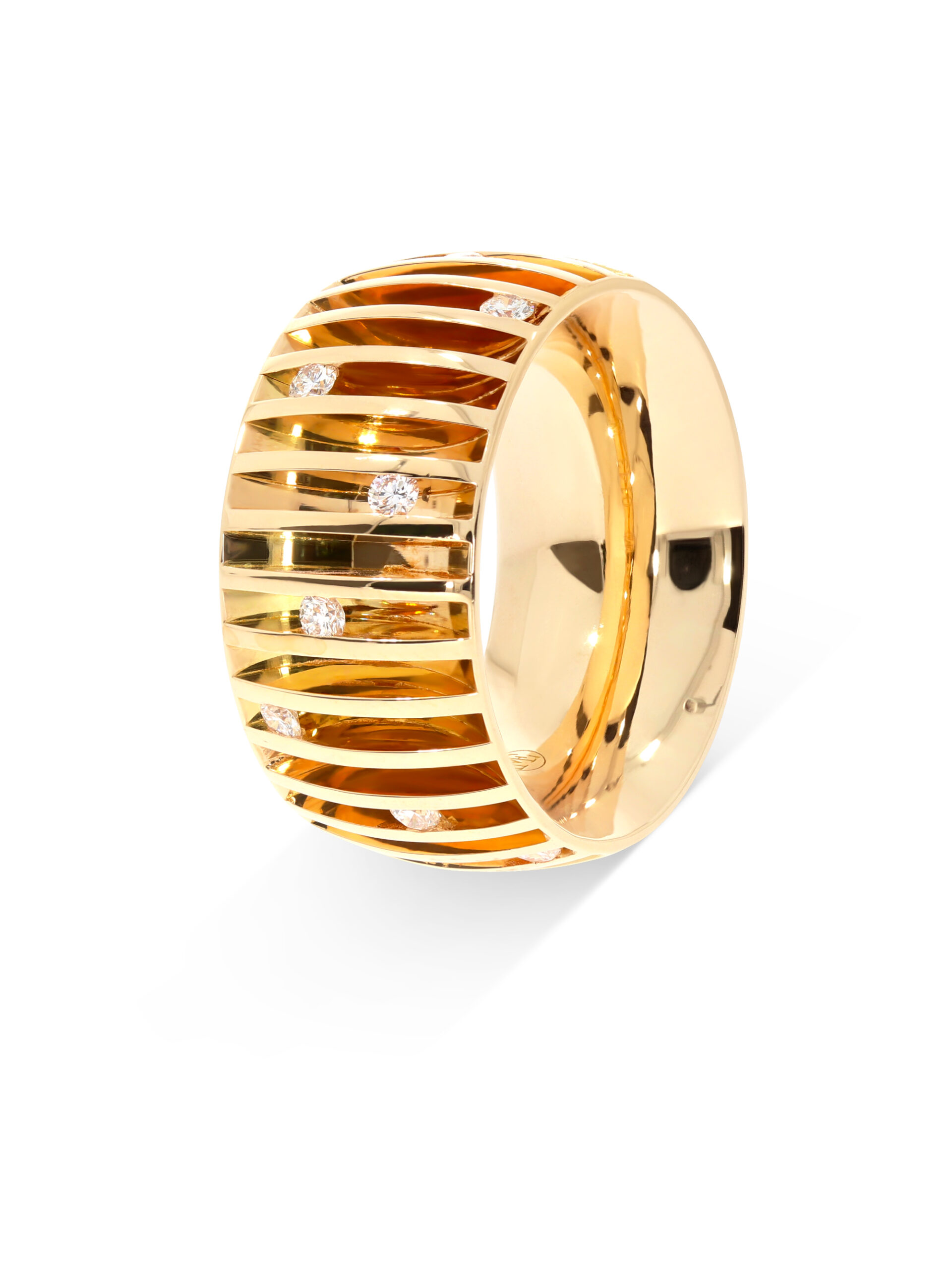 Dieser Strahlenring in Roségold 750/- ist mit 16 Brillanten gefasst. Es ist ein breiter Ring.