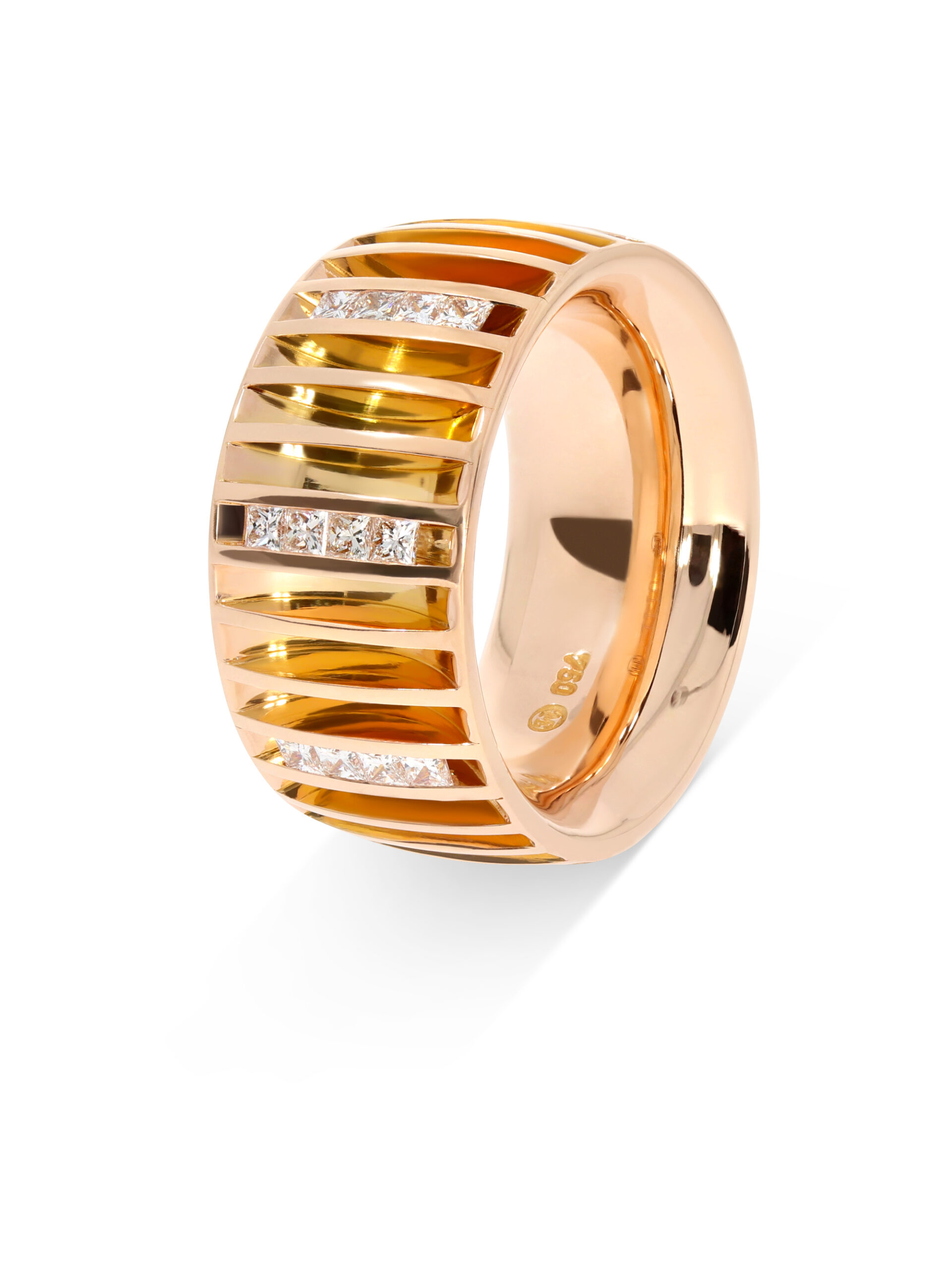 Dieser breite Strahlenring in Rotgold 750/- ist mit Princess-Diamanten ergänzt. Es ist ein breiter Ring.