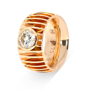 Dieser Strahlenring in Rotgold 750/- hat einen einzelnen Brillanten mit 1,81 ct.. Es ist ein breiter Ring.