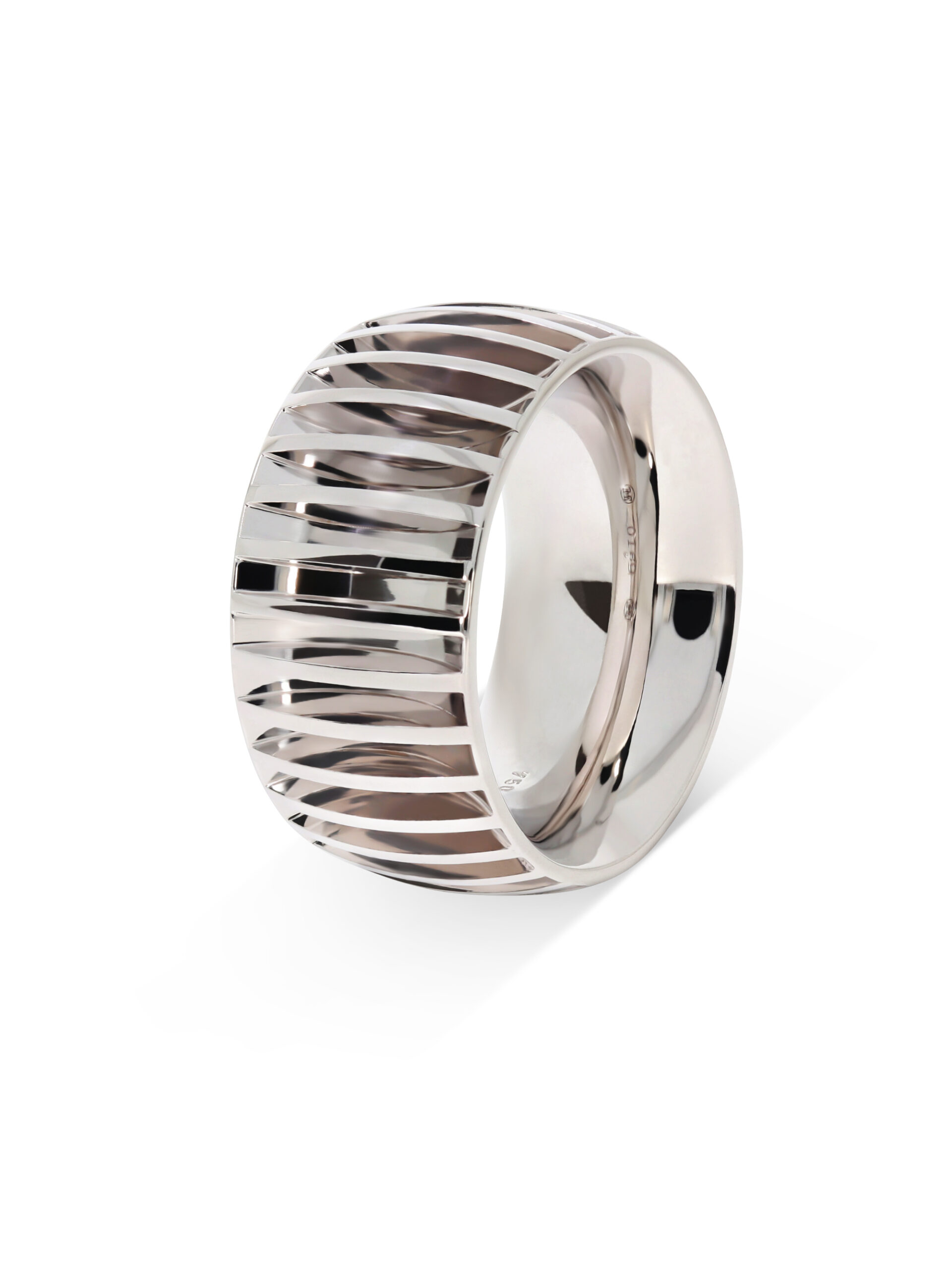 Der Ring ist in Weißgold 750/- und ein breiter Ring.