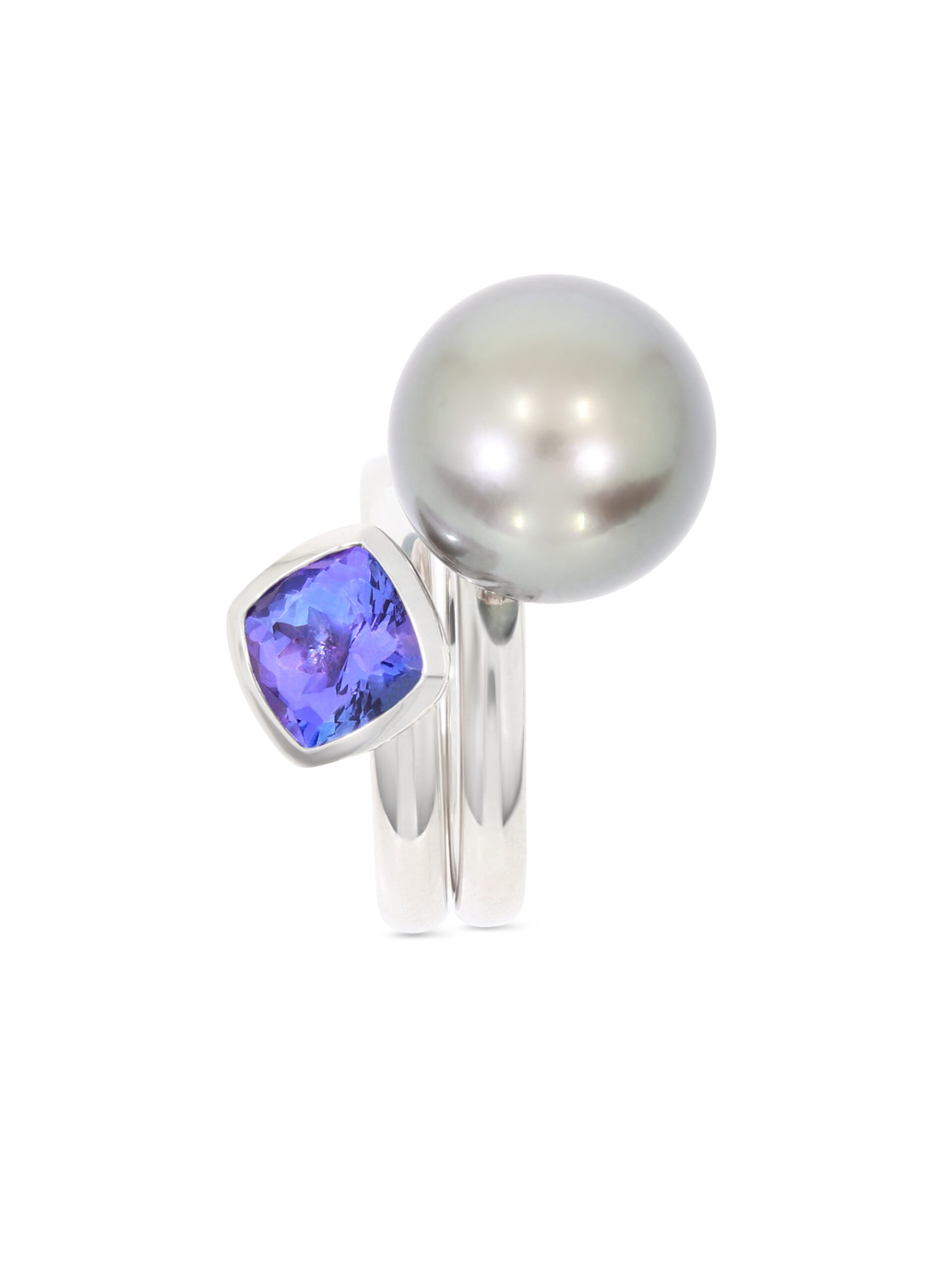 Dieser Ring in Weißgold 750/- mit einer Tahitiperle in intensivem Blauton kann mit mehreren Ringen zusammengesteckt werden.