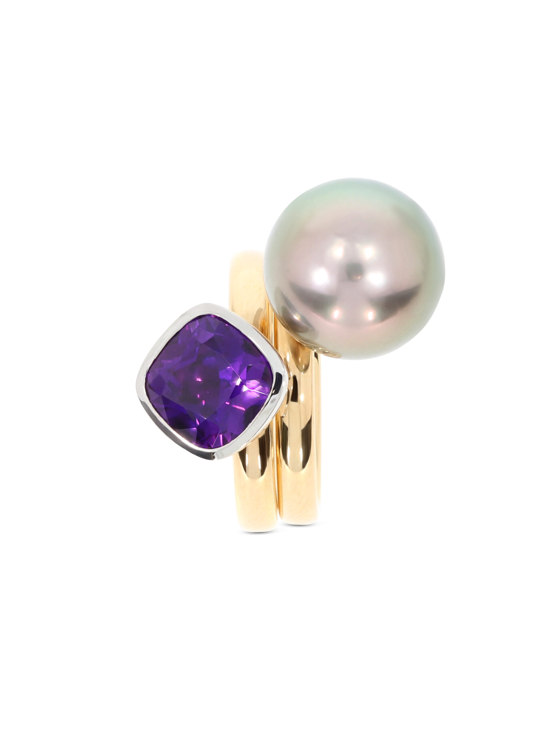 Dieser Ring in Roségold 750/- mit einer grauen Tahitiperle kann mit mehreren Ringen zusammengesteckt werden.