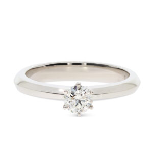 Ein klassischer Verlobungsring in Platin 950/- mit einem Brillanten 0,38 ct. gefasst.