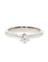 Ein klassischer Verlobungsring in Platin 950/- mit einem Brillanten 0,38 ct. gefasst.