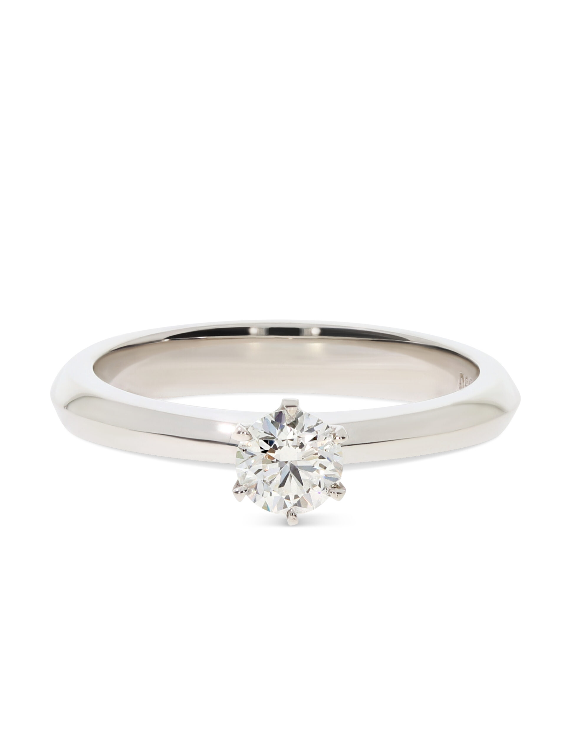 Ein klassischer Verlobungsring in Platin 950/- mit einem Brillanten 0,38 ct. gefasst.