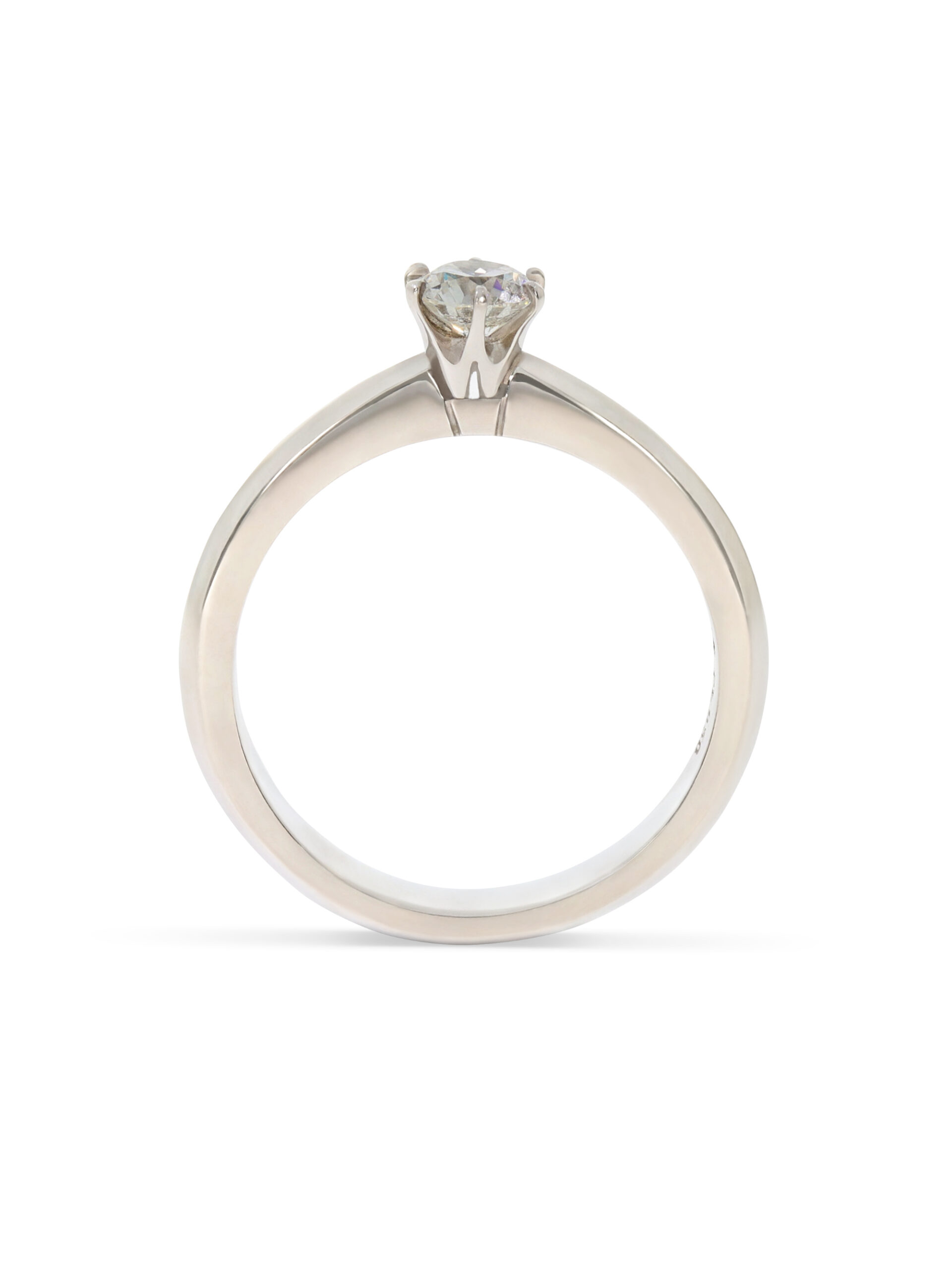 Ein klassischer Verlobungsring in Platin 950/- mit einem Brillanten 0,38 ct. gefasst.