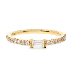 Ein Ring in Gelbgold 750/- mit einem Baguette-Diamanten und kleinen Brillanten in der Ringschiene eingearbeitet.