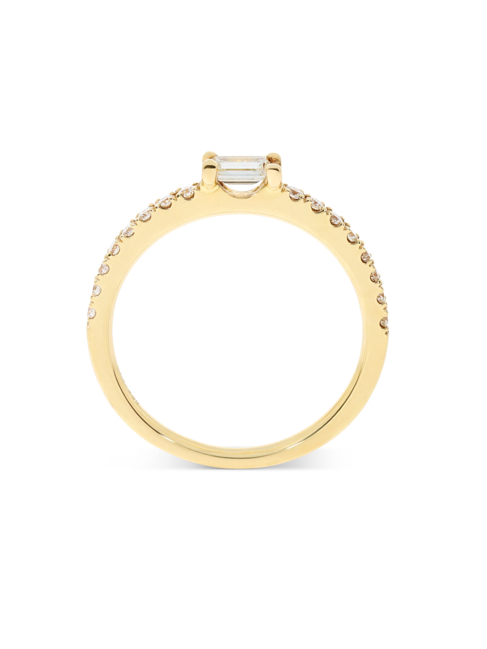 Ein Ring in Gelbgold 750/- mit einem Baguette-Diamanten und kleinen Brillanten in der Ringschiene eingearbeitet.