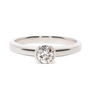 Der Ring in Weißgold 750/- hat einen Brillanten in halb offener Fassung.