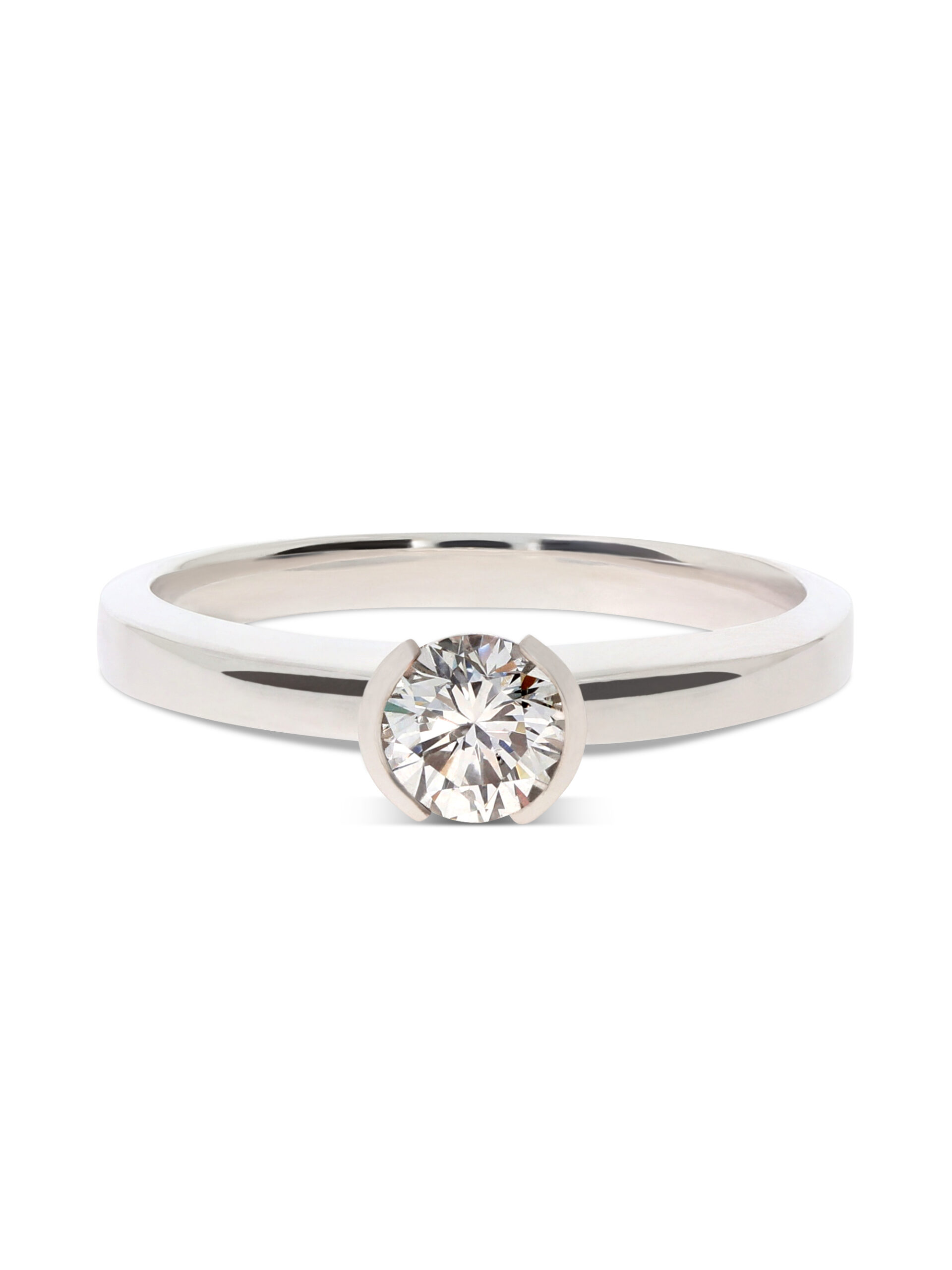 Der Ring in Weißgold 750/- hat einen Brillanten in halb offener Fassung.