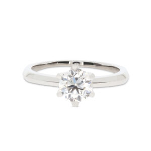 Ein klassischer Verlobungsring in Platin 950/- mit einem Brillanten 1,01ct. gefasst.