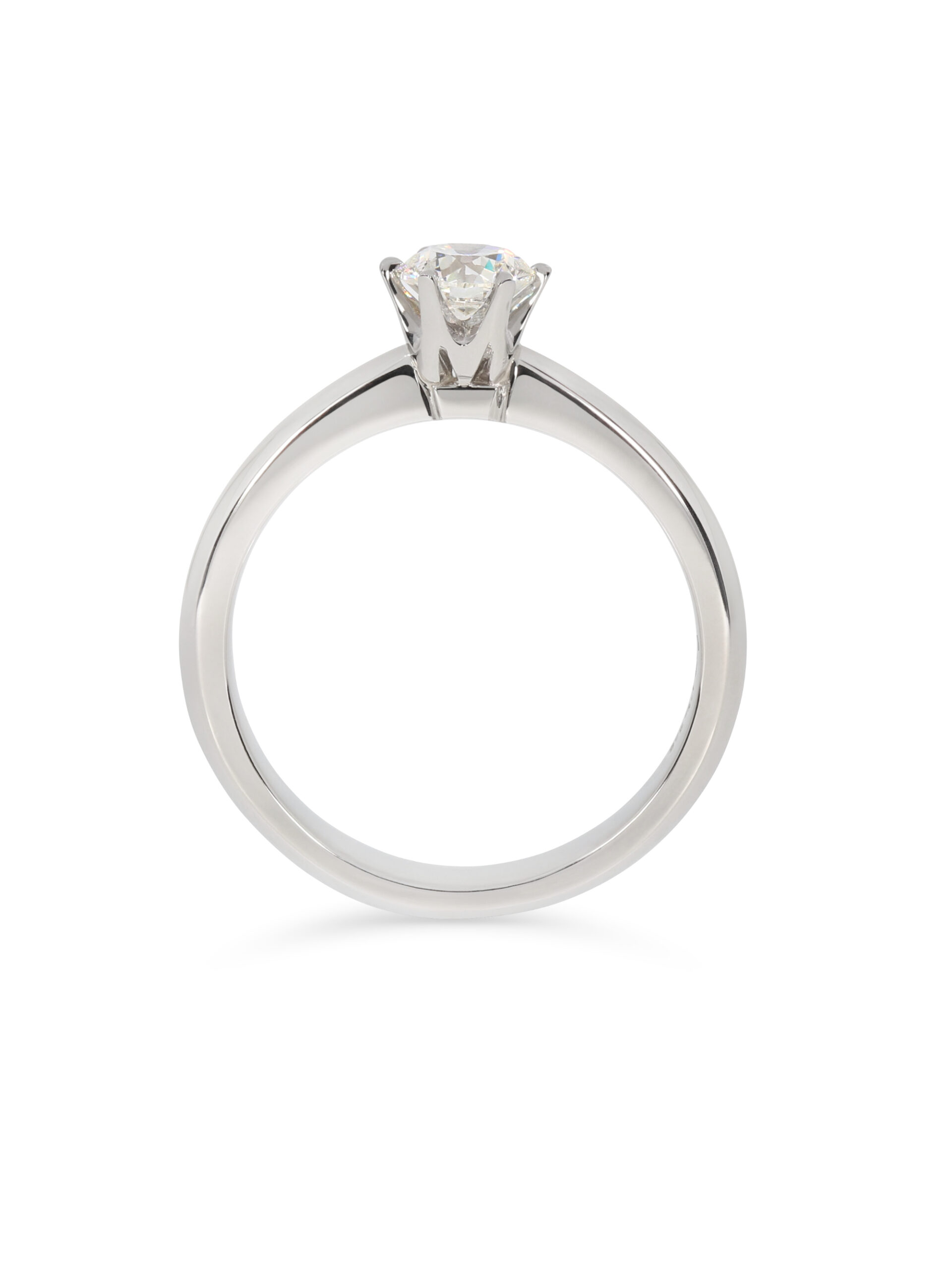 Ein klassischer Verlobungsring in Platin 950/- mit einem Brillanten 0,50ct. gefasst.